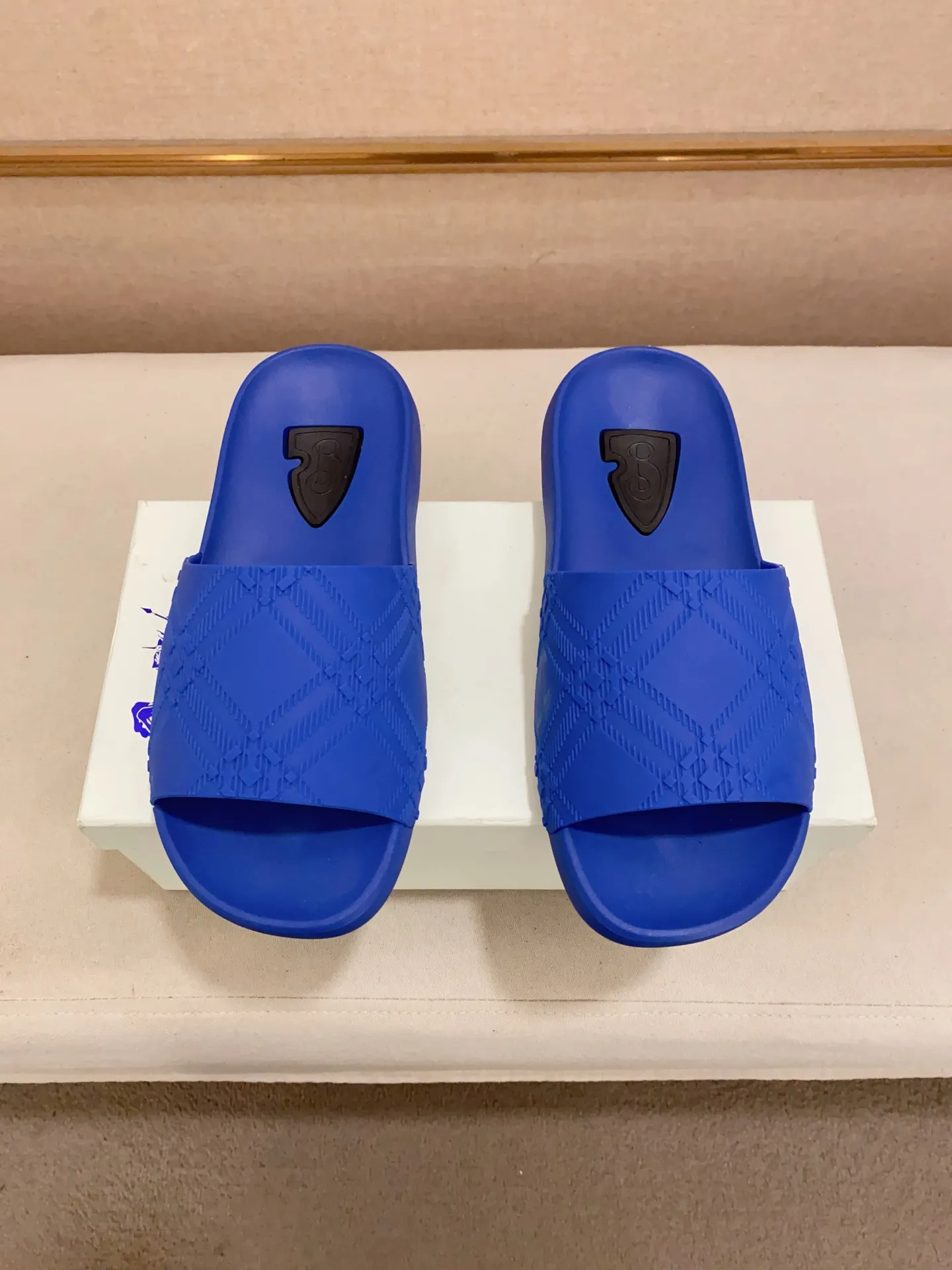 Men's shoes 💰: 320💰 [Burberry slippers] High-end men's shoes brand official website 1:1 latest masterpiece: original mold customization, the fabric is made of imported original rubber material, upgraded outsole, lighter and non-slip. The market's top quality, simple yet tasteful, a must-have for fashionistas, fashionable at your feet, full of confidence, the same style at the counter 👍The season of summer slippers is here. Code: 39-46